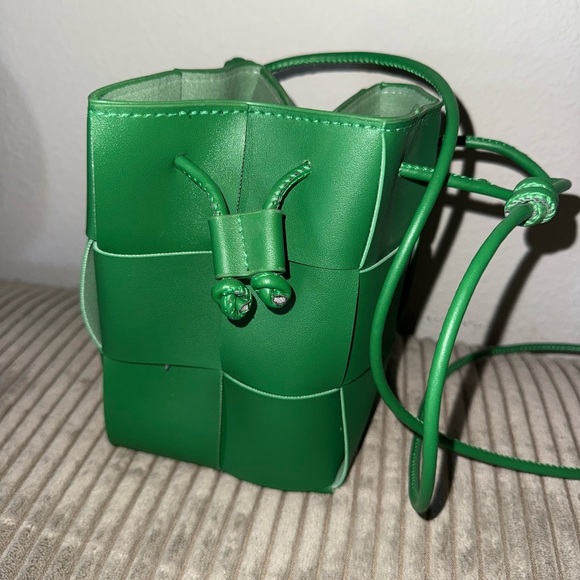 Green Woven Crossbody Bag - Picture 1 of 8